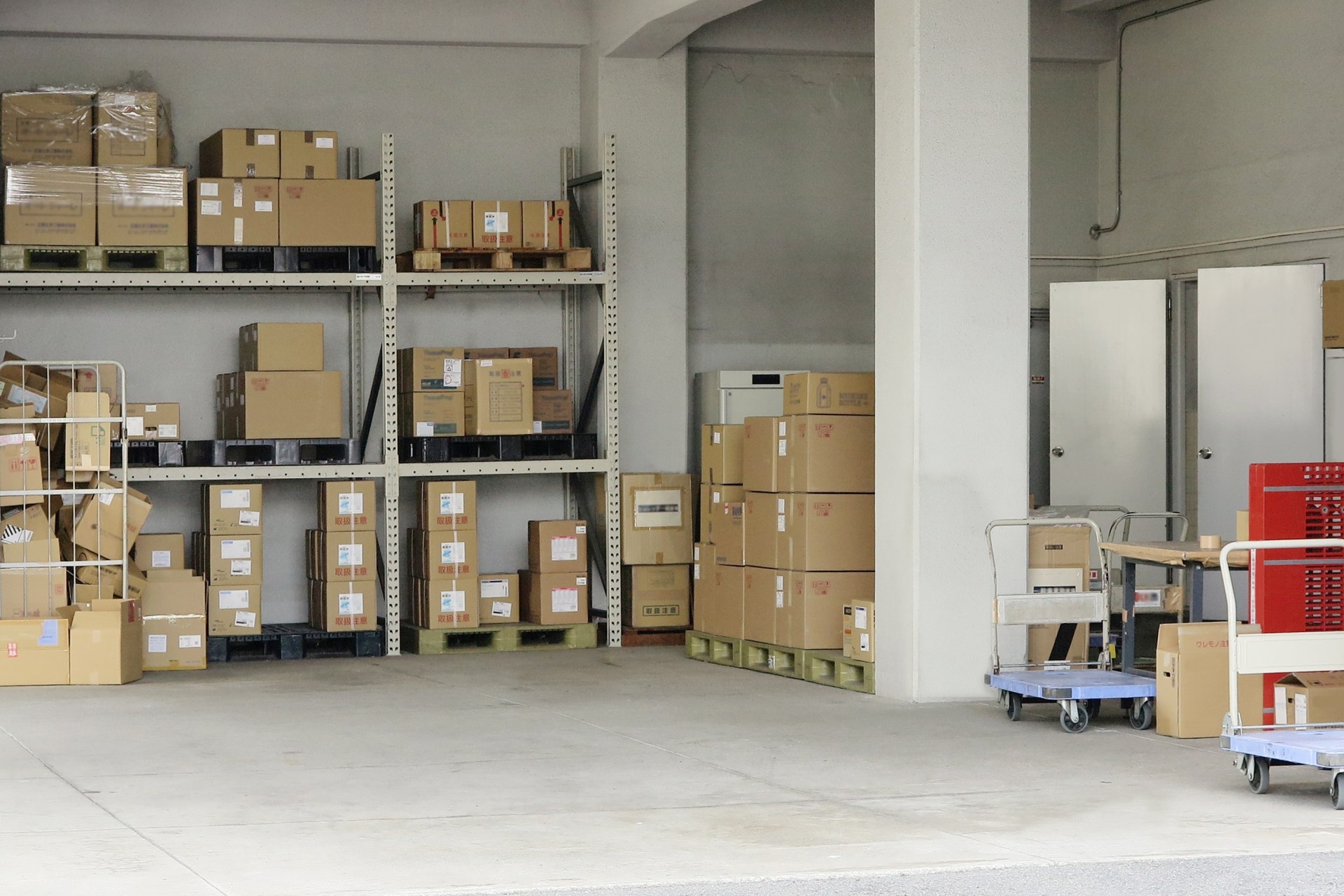 段ボールや商品が積まれた倉庫のイメージ